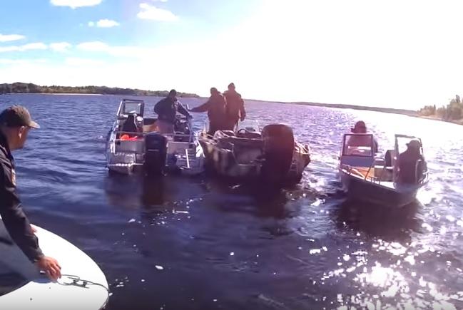 У Запоріжжі перекинувся новий катер рибохорони, загинув поліцейський / скріншот -Youtube, Акцент Портал У Запоріжжі перекинувся новий катер рибохорони, загинув поліцейський / скріншот -Youtube, Акцент Портал