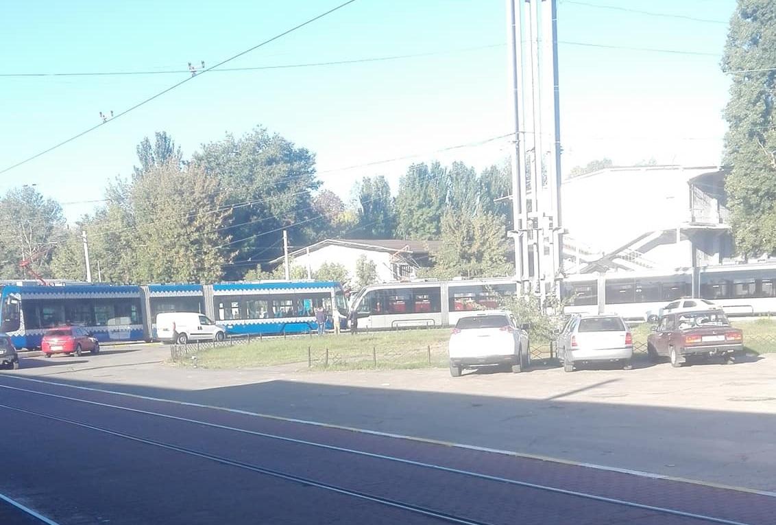 Інцидент стався на розворотному кільці кінцевої станції "Старовокзальна" / фото Facebook: Оксана Мірошник Інцидент стався на розворотному кільці кінцевої станції "Старовокзальна" / фото Facebook: Оксана Мірошник
