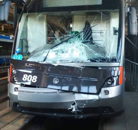 У "Електрона" розбите лобове скло / фото facebook.com/Kiev.transport.community