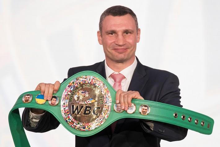 Президент WBC вручив Кличку новий пояс з українським прапором Президент WBC вручив Кличку новий пояс з українським прапором