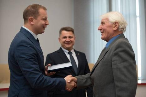 На Тернопільщині нагородили ветеранів за допомогу українській армії (фото) На Тернопільщині нагородили ветеранів за допомогу українській армії (фото)