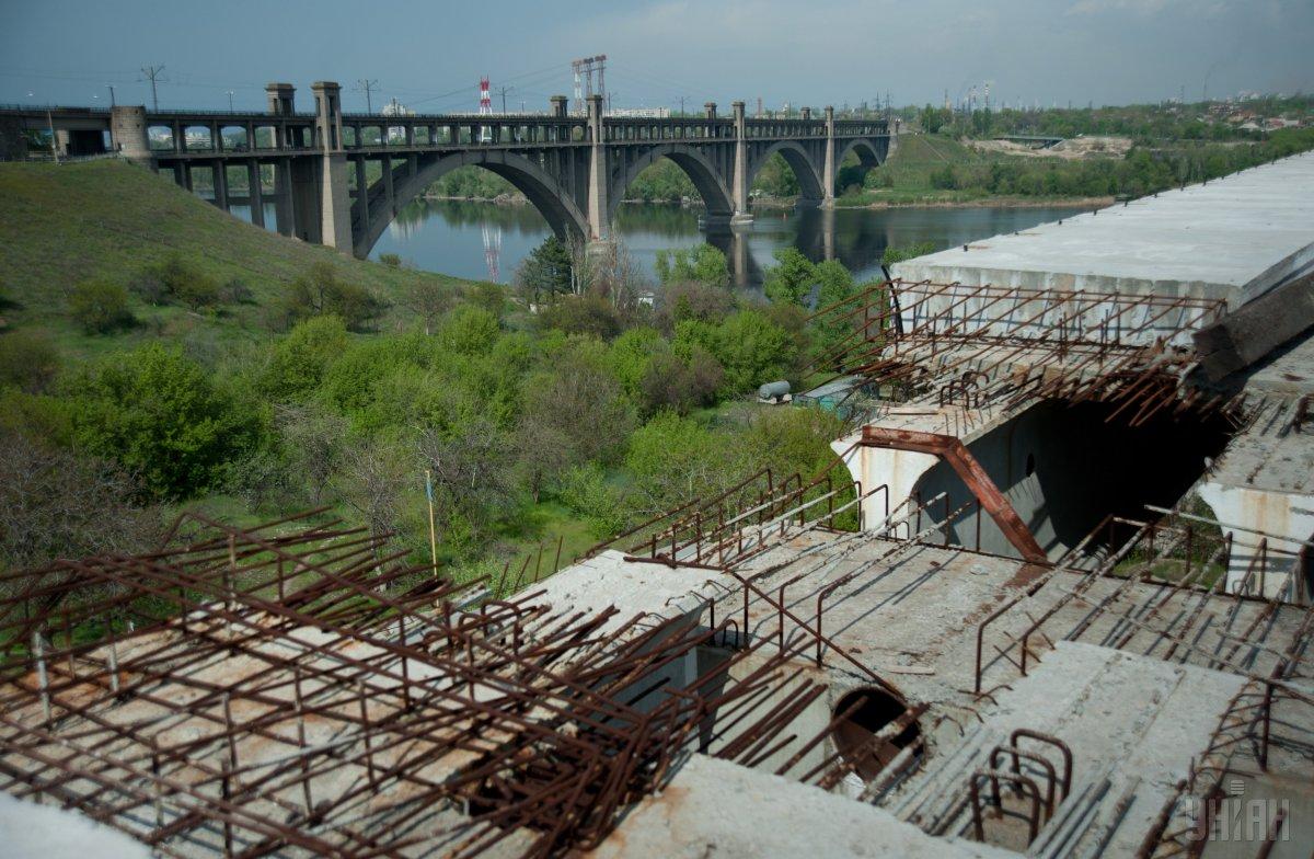 У Запоріжжі восьмикласниця стрибнула з моста в Дніпро / фото УНІАН У Запоріжжі восьмикласниця стрибнула з моста в Дніпро / фото УНІАН