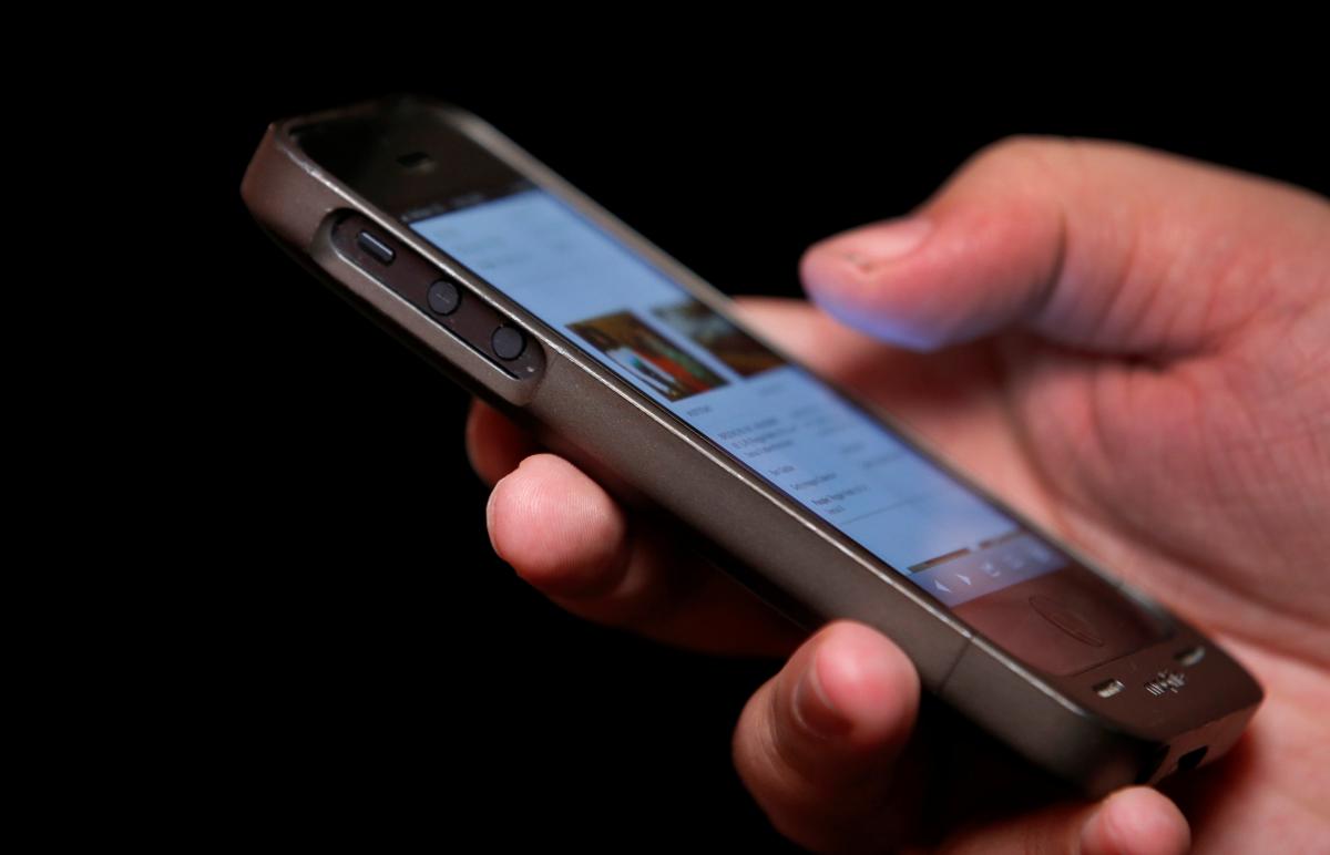 Подросток использовал свой мобильный на онлайн-уроке из-за COVID-ограничений / иллюстрация REUTERS