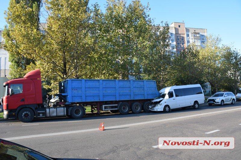 У Миколаєві в результаті ДТП постраждали 10 осіб / фото Новини-N У Миколаєві в результаті ДТП постраждали 10 осіб / фото Новини-N