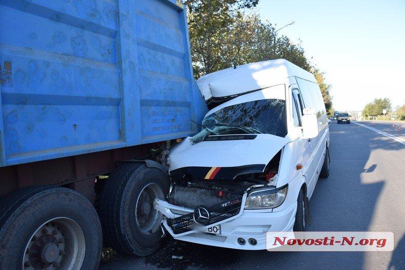 В результаті ДТП в Миколаєві маршрутка отримала значні пошкодження / фото Новини-N В результаті ДТП в Миколаєві маршрутка отримала значні пошкодження / фото Новини-N