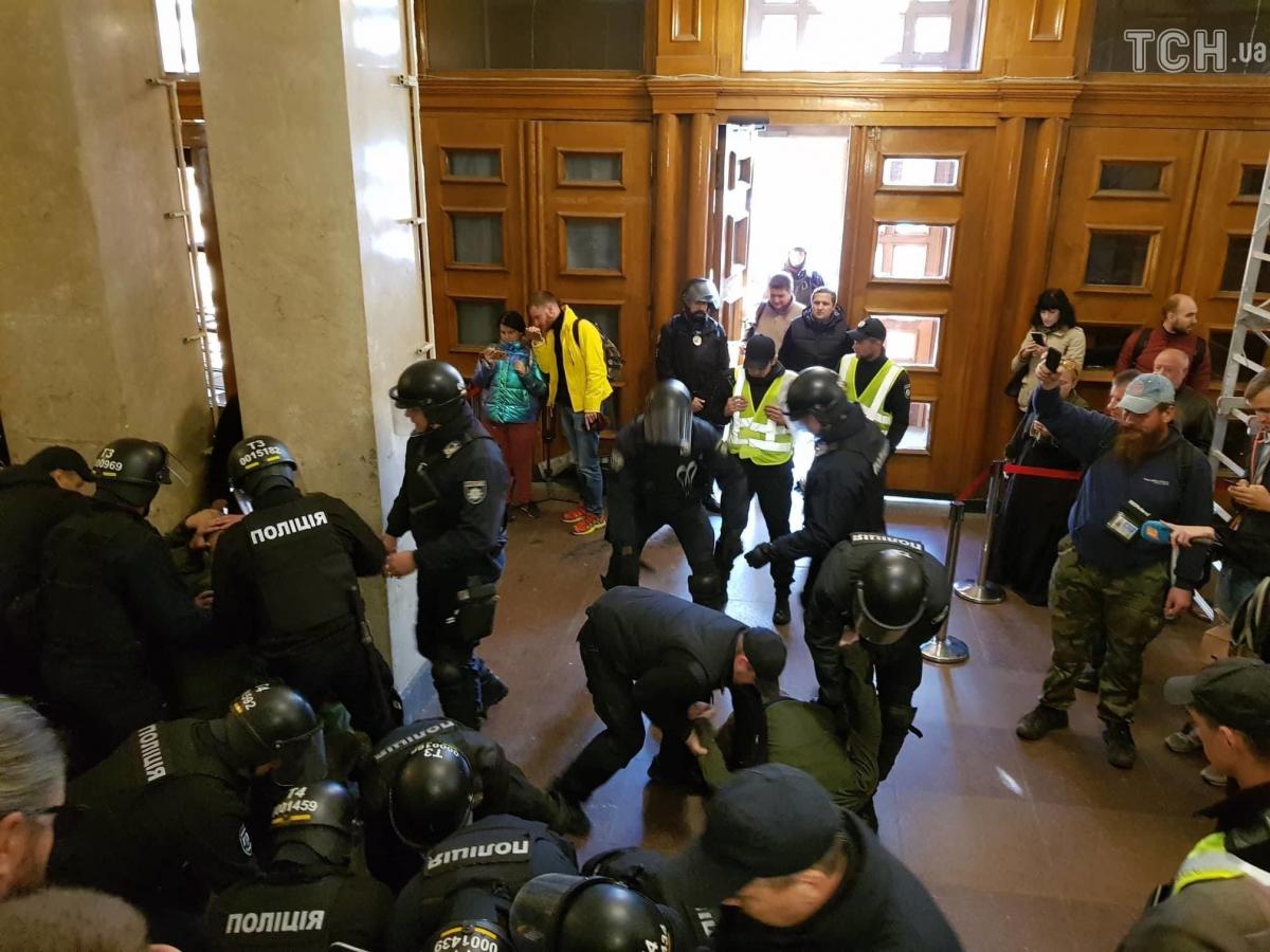 Поліція затримала 19 осіб через напад на депутата Гусовського / фото ТСН Поліція затримала 19 осіб через напад на депутата Гусовського / фото ТСН