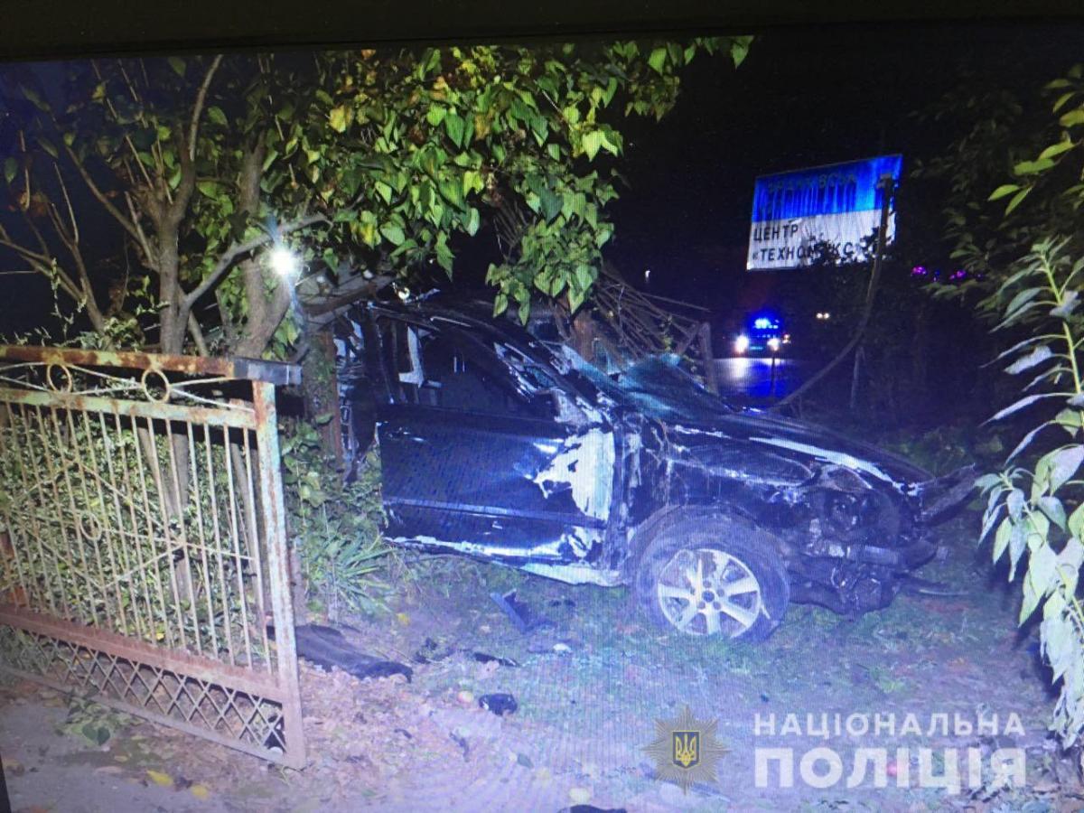 Внаслідок падіння на Львівщині електроопори на автомобіль загинуло двоє людей / фото lv.npu.gov.ua Внаслідок падіння на Львівщині електроопори на автомобіль загинуло двоє людей / фото lv.npu.gov.ua