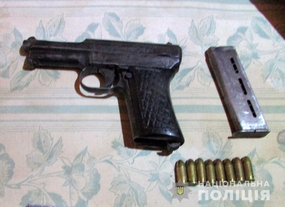 Вдома у зловмисників знайшли зброю / поліція Полтавської області Вдома у зловмисників знайшли зброю / поліція Полтавської області