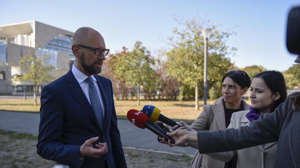 Яценюк після зустрічі з Ангелою Меркель: Росія ніколи не доб’ється того, щоби позбавити Україну транзиту газу / фото nfront.org.ua Яценюк після зустрічі з Ангелою Меркель: Росія ніколи не доб’ється того, щоби позбавити Україну транзиту газу / фото nfront.org.ua