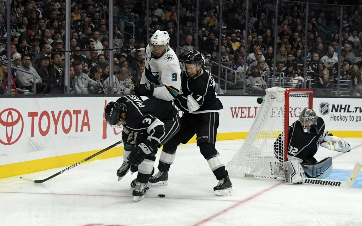 Кинг проиграли Шаркс на старте нового сезона Национальной хоккейной лиги / Reuters