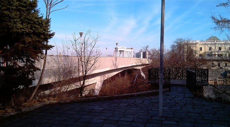 В Одессе мужчина бросился с Тещиного моста / odessaguide.net В Одессе мужчина бросился с Тещиного моста / odessaguide.net