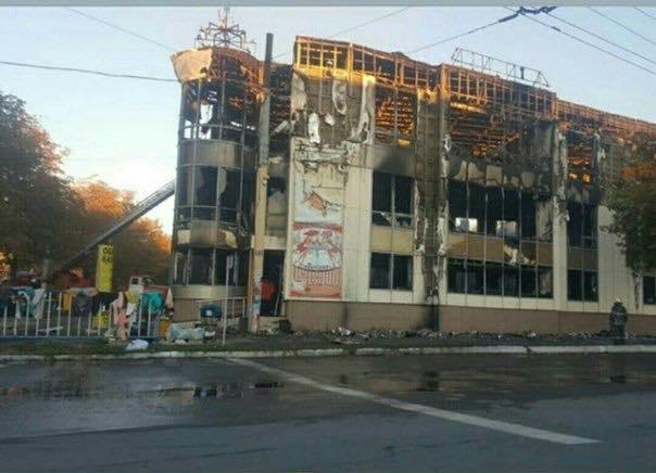 В окупованому Антрациті згорів торговельний центр / Facebook, Павло Лисянський В окупованому Антрациті згорів торговельний центр / Facebook, Павло Лисянський