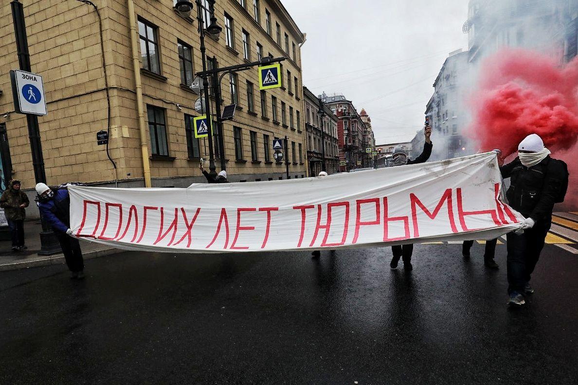 Активісти пройшлися центром міста / фото Медиазона Активісти пройшлися центром міста / фото Медиазона