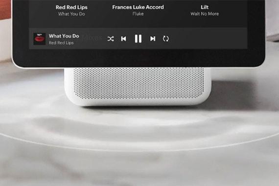 На екрані можна дивитися пости, фотографії, слухати музику з Spotify і дивитися відео з Facebook (на фото колонка Portal+) \ Facebook На екрані можна дивитися пости, фотографії, слухати музику з Spotify і дивитися відео з Facebook (на фото колонка Portal+) \ Facebook
