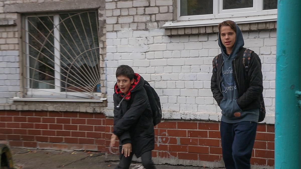 Ученики убегали с уроков, чтобы посмотреть на мертвого, лежавшего на асфальте / "Информатор" Ученики убегали с уроков, чтобы посмотреть на мертвого, лежавшего на асфальте / "Информатор"