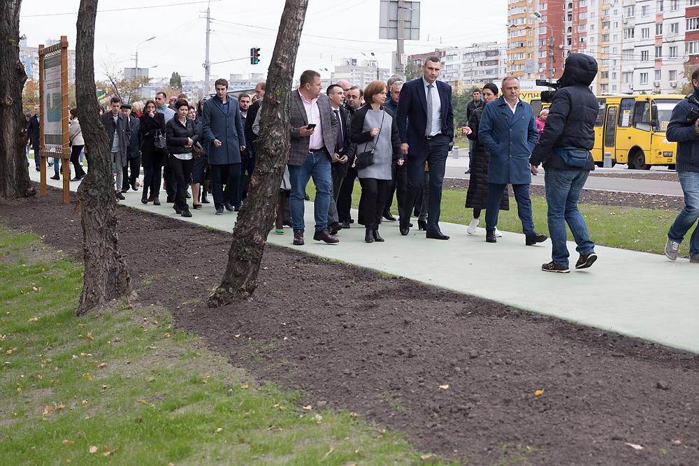На месте бывшего болота Кличко открыл новый современный парк на Троещине / kiev.klichko.org На месте бывшего болота Кличко открыл новый современный парк на Троещине / kiev.klichko.org