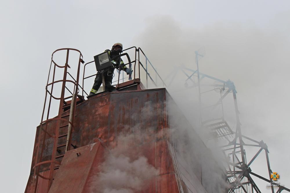 На Тернопільщині рятувальники понад годину гасили пожежу у зерносушці, згоріло 1,5 т соняшника (фото) На Тернопільщині рятувальники понад годину гасили пожежу у зерносушці, згоріло 1,5 т соняшника (фото)