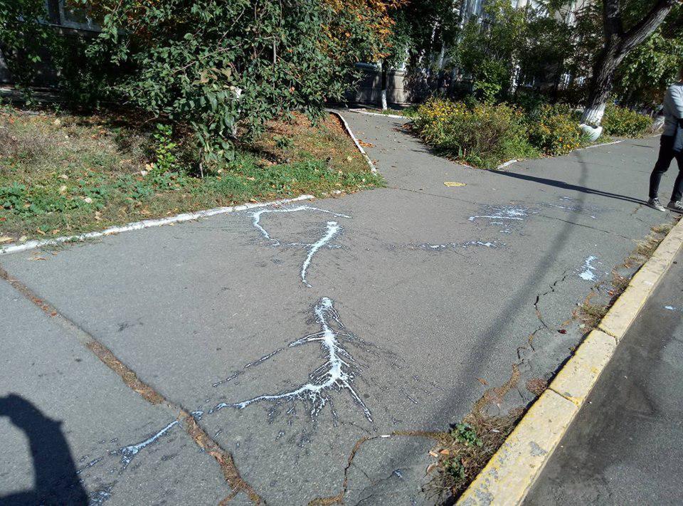 Парень, который облил кефиром журналистку, пытался убежать / фото УНИАН Парень, который облил кефиром журналистку, пытался убежать / фото УНИАН