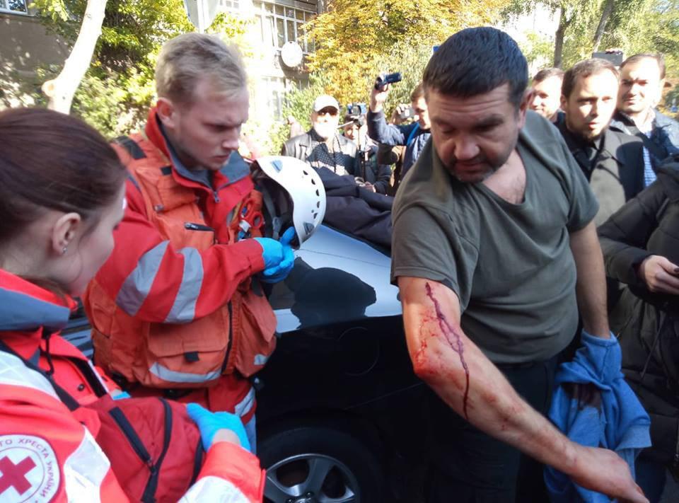 Активист представился Борисом Олейником и заявил, что рану ему нанес один из правоохоронцівфото УНИАН Активист представился Борисом Олейником и заявил, что рану ему нанес один из правоохоронцівфото УНИАН