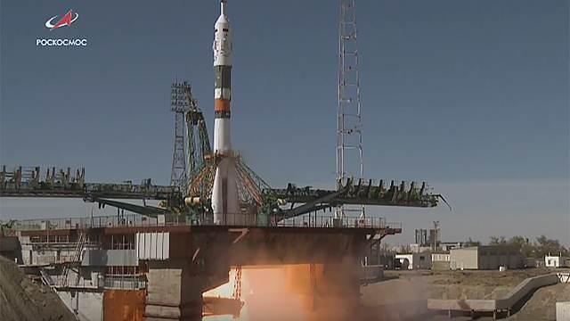 На останніх хвилинах записі видно, як бігають робітники на космодромі / Роскосмос На останніх хвилинах записі видно, як бігають робітники на космодромі / Роскосмос