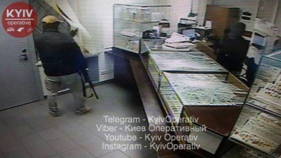 Ограбление произошло 12 августа / фото Киев Оперативный Ограбление произошло 12 августа / фото Киев Оперативный