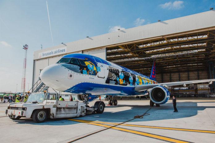 Самолет со смурфиками уже готов отправиться в Киев / Фото avianews.com/Brussels Airlines Самолет со смурфиками уже готов отправиться в Киев / Фото avianews.com/Brussels Airlines