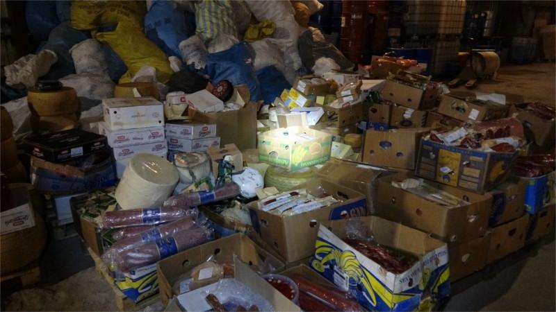 У Москві знайшли 5,5 тонн "санкційних" сирів і ковбас / фото rsn-msk.ru У Москві знайшли 5,5 тонн "санкційних" сирів і ковбас / фото rsn-msk.ru