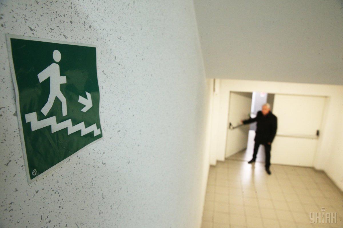 Полицейские устанавливают личность злоумышленника, который предоставил ложную информацию / фото УНИАН Полицейские устанавливают личность злоумышленника, который предоставил ложную информацию / фото УНИАН