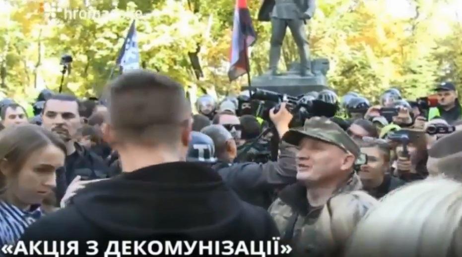 В Киеве правые попытались снести памятник советскому генералу / Скриншот - стрим "Общественного" В Киеве правые попытались снести памятник советскому генералу / Скриншот - стрим "Общественного"