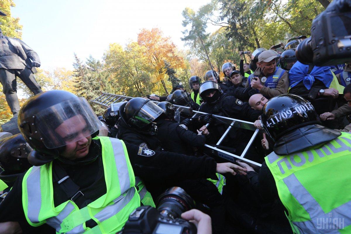 Полиция вернет радикалам лестницу, которую у них забрали возле памятника Ватутину / УНИАН