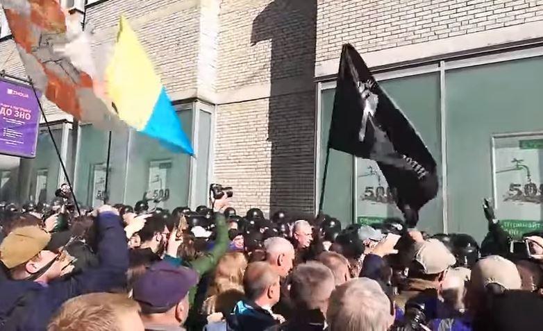 У Києві в День захисника України сталась сутичка поліції з активістами / Скріншот - Youtube, Красінський Владислав