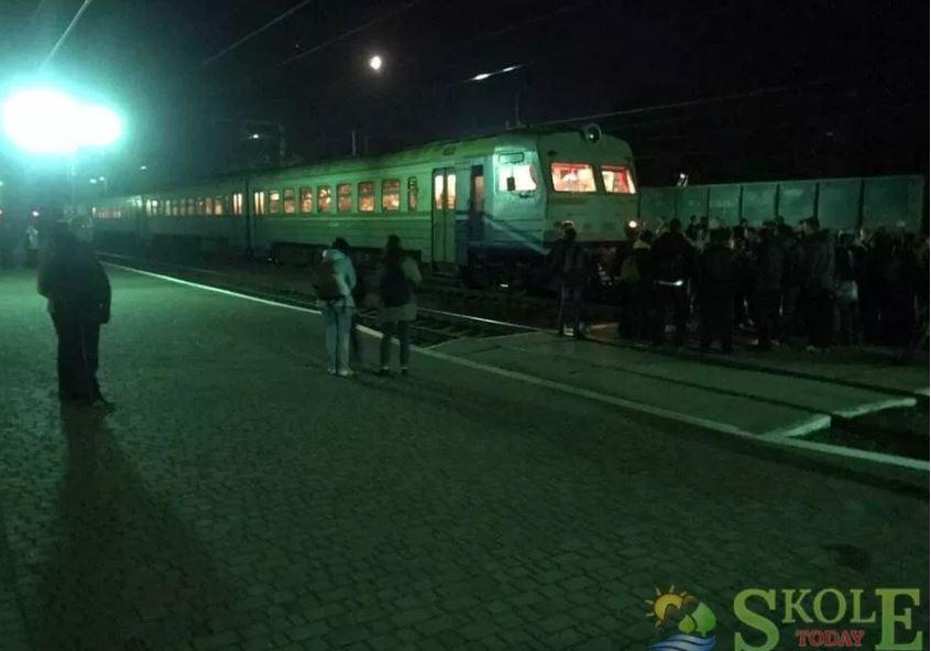 На Львовщине пассажиры в очередной раз перекрыли движение пригородному поезду, требуя дополнительных вагонов / Skole today