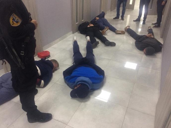 'Приехали на гастроли за 60 долларов': на Хмельнитчине при рейдерском захвате задержали 25 'титушек' из Киева (фото) 'Приехали на гастроли за 60 долларов': на Хмельнитчине при рейдерском захвате задержали 25 'титушек' из Киева (фото)