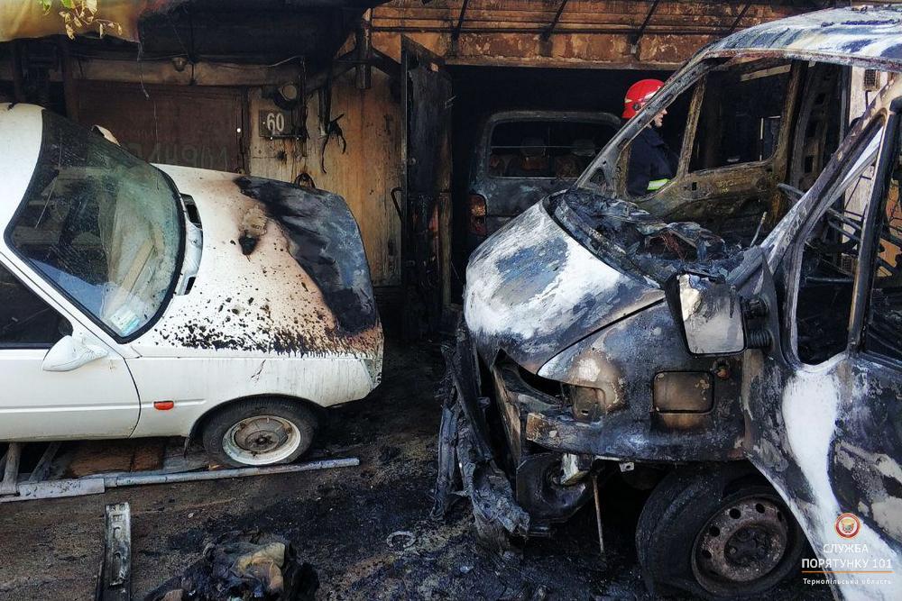 У Тернополі внаслідок пожежі в гаражному кооперативі згорів автомобіль, ще два пошкоджено (фото) У Тернополі внаслідок пожежі в гаражному кооперативі згорів автомобіль, ще два пошкоджено (фото)