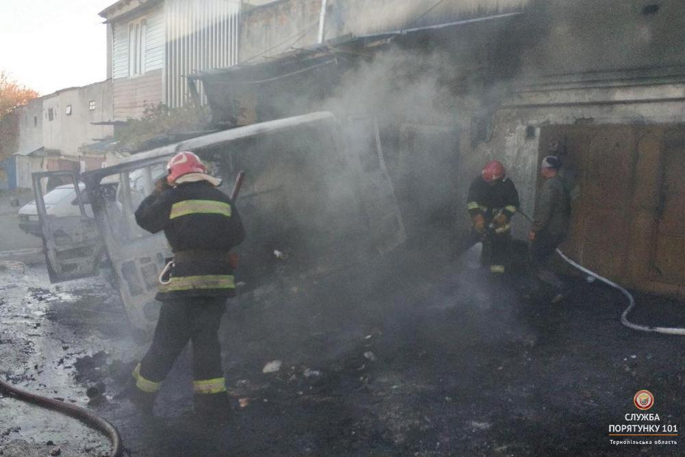У Тернополі внаслідок пожежі в гаражному кооперативі згорів автомобіль, ще два пошкоджено (фото) У Тернополі внаслідок пожежі в гаражному кооперативі згорів автомобіль, ще два пошкоджено (фото)