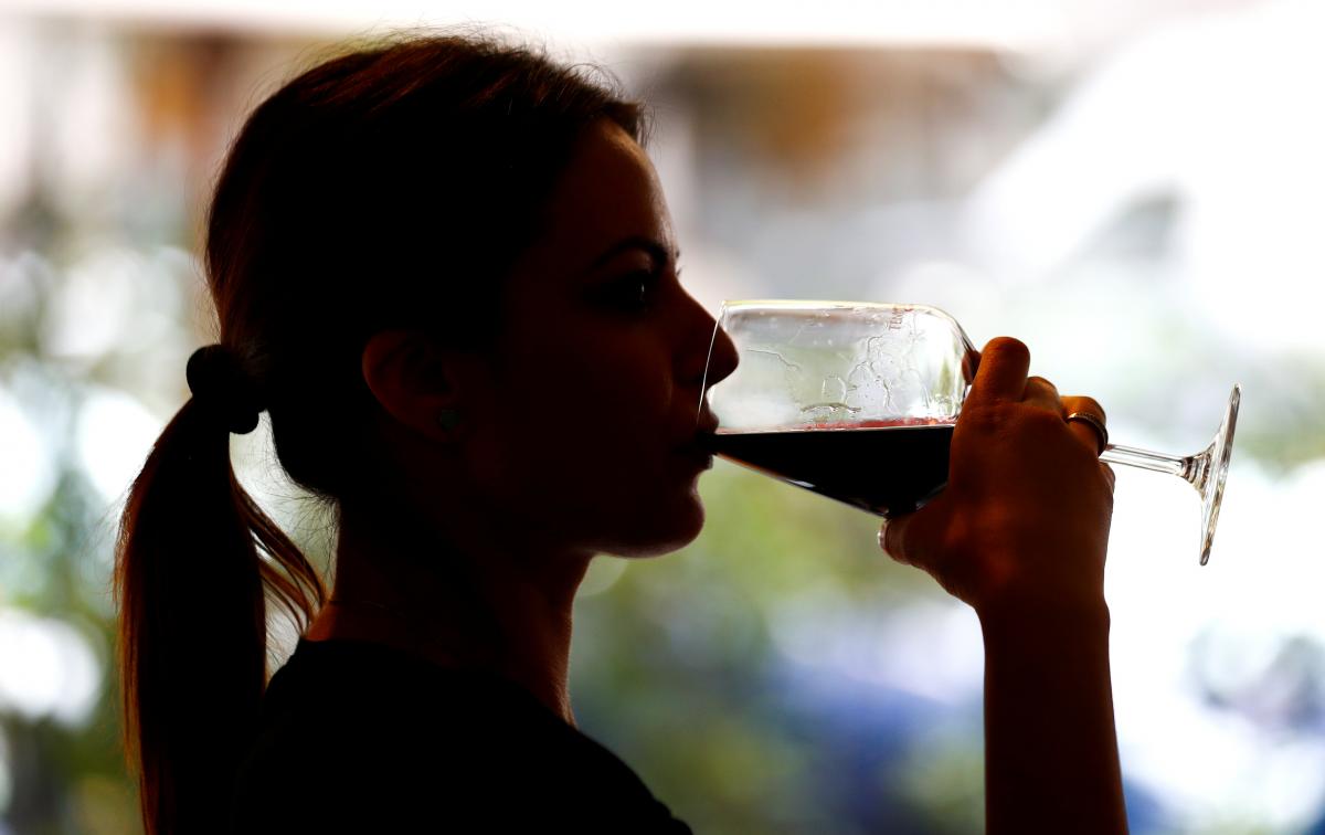 Большинство украинцев не начали пить больше алкоголя / иллюстрация / REUTERS