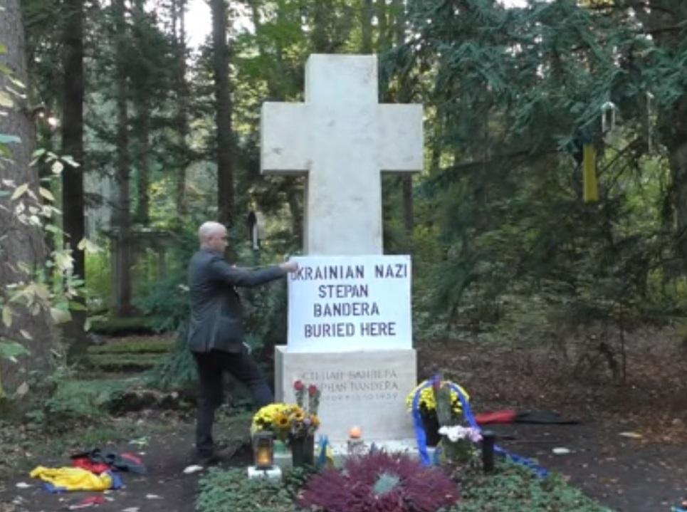 У Німеччині розслідують провокаційну акцію на могилі Бандери / Скріншот - Youtube, Graham Phillips У Німеччині розслідують провокаційну акцію на могилі Бандери / Скріншот - Youtube, Graham Phillips