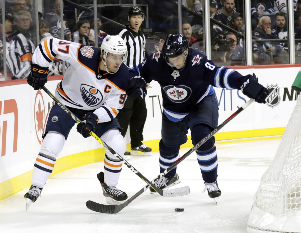 Игрок Эдмонтона Макдэвид (слева) установил рекорд в матче с Виннипегом / Reuters