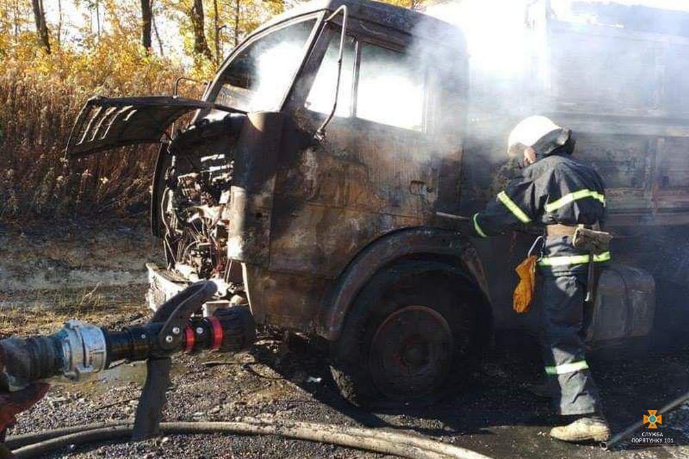 На Тернопільщині посеред траси згорів КамАЗ, знищено 8 тонн сої (фото) На Тернопільщині посеред траси згорів КамАЗ, знищено 8 тонн сої (фото)