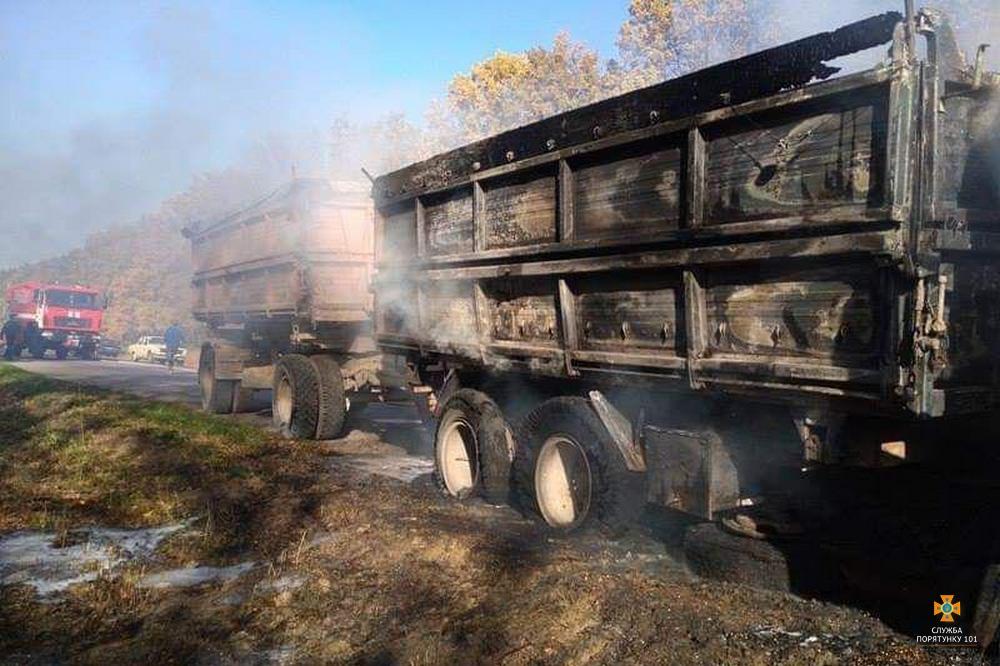 На Тернопільщині посеред траси згорів КамАЗ, знищено 8 тонн сої (фото) На Тернопільщині посеред траси згорів КамАЗ, знищено 8 тонн сої (фото)