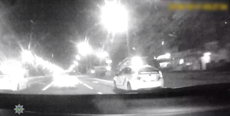 Цілу годину тривала гонитва за порушником, якого спіймали тільки за допомогою ще декількох екіпажів \ патрульна поліція Дніпра Цілу годину тривала гонитва за порушником, якого спіймали тільки за допомогою ще декількох екіпажів \ патрульна поліція Дніпра