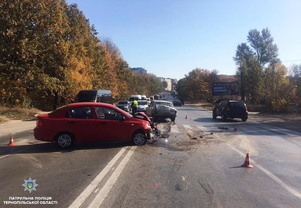 У Тернополі нетверезий водій в'їхав в авто, яке зупинилося пропустити пішохода, в результаті чого останній був травмований (фото) У Тернополі нетверезий водій в'їхав в авто, яке зупинилося пропустити пішохода, в результаті чого останній був травмований (фото)