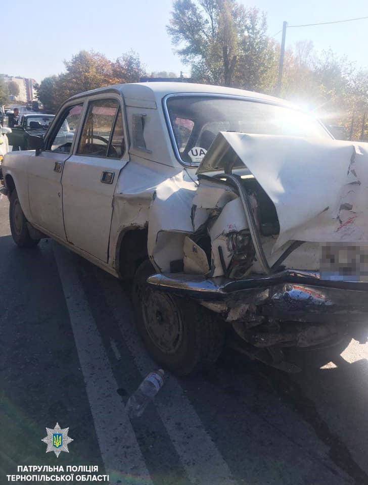 У Тернополі нетверезий водій в'їхав в авто, яке зупинилося пропустити пішохода, в результаті чого останній був травмований (фото) У Тернополі нетверезий водій в'їхав в авто, яке зупинилося пропустити пішохода, в результаті чого останній був травмований (фото)