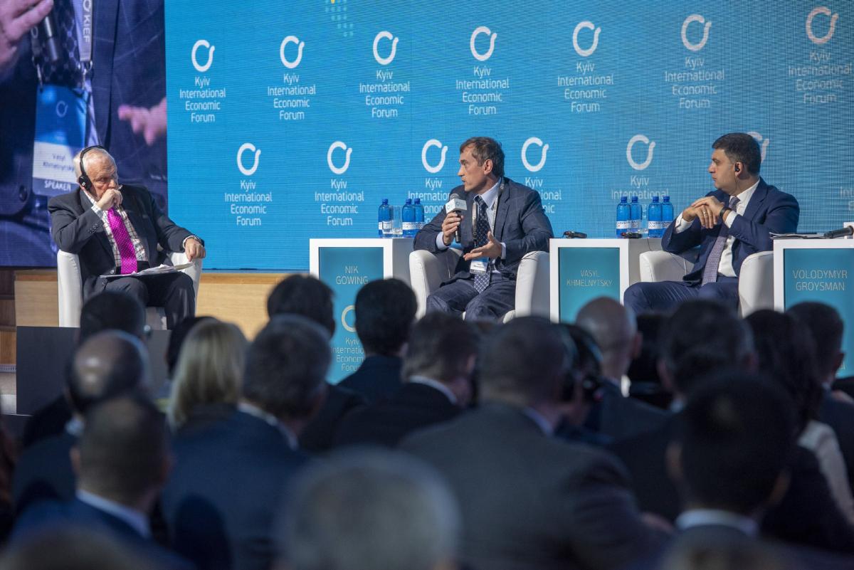 Засновник інвестгрупи Ufuture Хмельницький на КМЕФ закликав прем'єра підтримати малий і середній бізнес Засновник інвестгрупи Ufuture Хмельницький на КМЕФ закликав прем'єра підтримати малий і середній бізнес