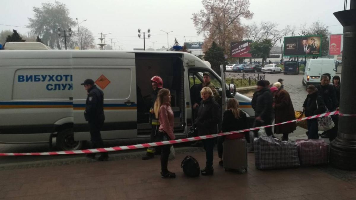 У Львові анонім повідомив про замінування вокзалу / фото прес-служба ГУ НП Львівської області У Львові анонім повідомив про замінування вокзалу / фото прес-служба ГУ НП Львівської області