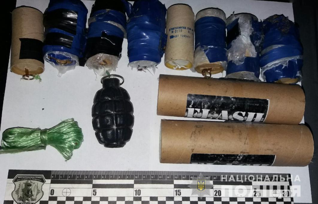 Правоохоронці виявили вибухівку, зброю та набої до неї / фото npu.gov.ua Правоохоронці виявили вибухівку, зброю та набої до неї / фото npu.gov.ua