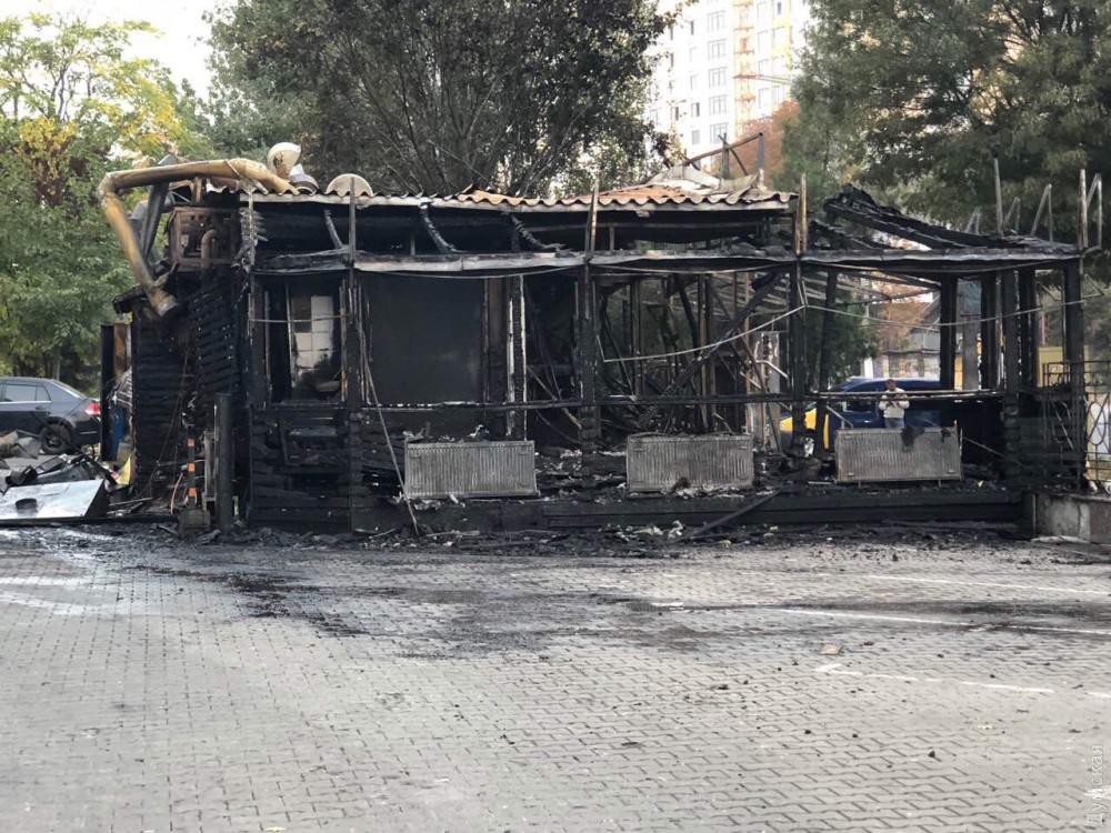 В Одессе сгорело деревянное здание ресторана / фото Думская В Одессе сгорело деревянное здание ресторана / фото Думская