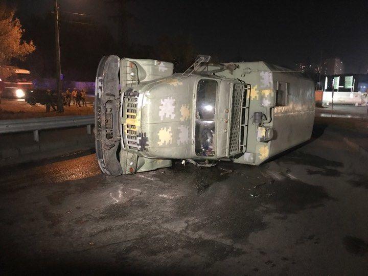 У Києві перекинулася військова вантажівка (фото) У Києві перекинулася військова вантажівка (фото)