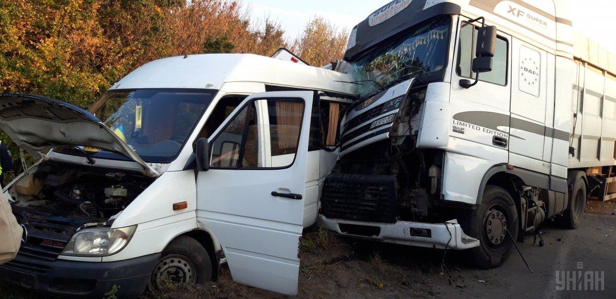 Под Жашковом Черкасской области в ДТП попал микроавтобус, в котором находились 17 детей / фото УНИАН