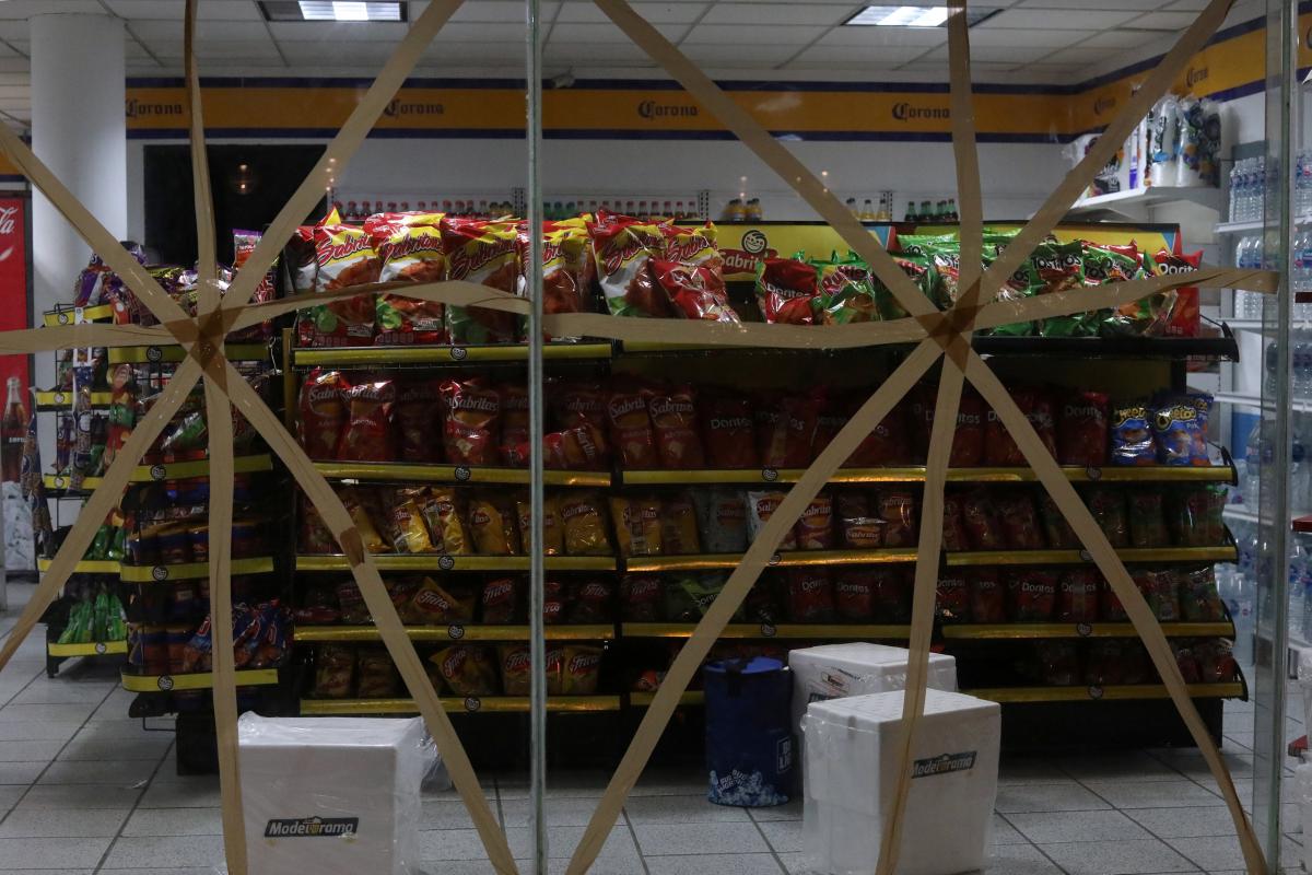 Наразі місцеві жителі готуються до наближення шторму "Вілла" / REUTERS